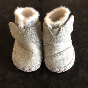 Toms Baby Walker Shoes in Soft Gray